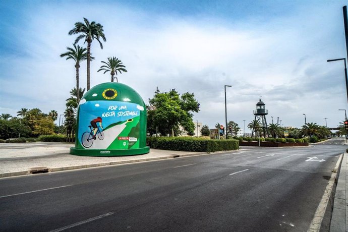 El contenedor de reciclaje de vidrio más grande del mundo en Alicante instalado por Ecovidrio y Unipublic