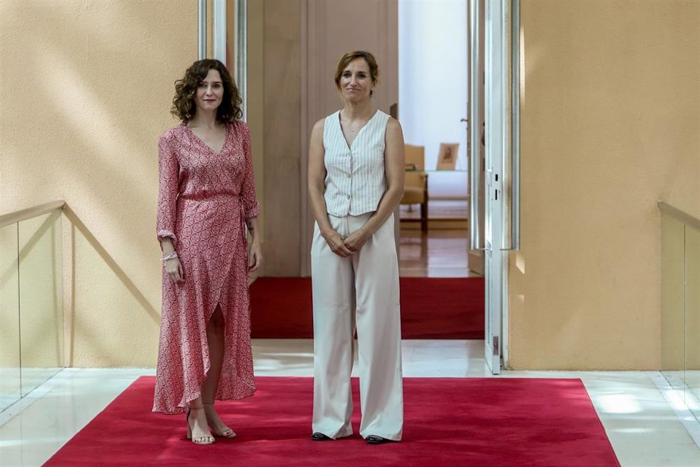 La portavoz de Más Madrid en la Asamblea, Mónica García (d), y la presidenta de la Comunidad de Madrid, Isabel Díaz Ayuso (i), posan a su llegada a una reunión bilateral con los portavoces de los grupos parlamentarios de la Asamblea, en la Real Casa de 