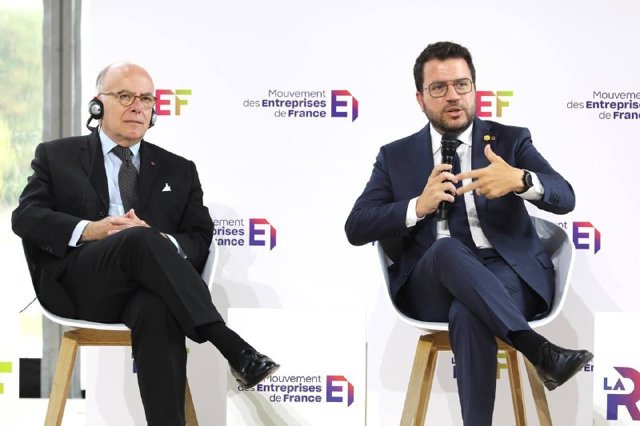 L'exprimer ministre francès, Bernard Cazeneuve, i el president de la Generalitat, Pere Aragonpes, en la Rencontre donis Entrepeneurs de France de la patronal Medef, que se celebra a París (França), a 30 d'agost de 2022.
