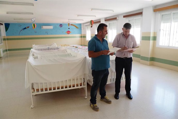 El alcalde de Palos de la Frontera, Carmelo Romero, en su visita a las labores de mantenimiento de uno de los centros.