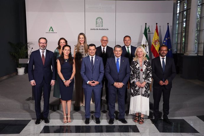 El presidente de la Junta de Andalucía, Juanma Moreno, y el consejero de Presidencia, Antonio Sanz, este martes en la foto de familia con los delegados de Gobierno tras su toma de posesión.