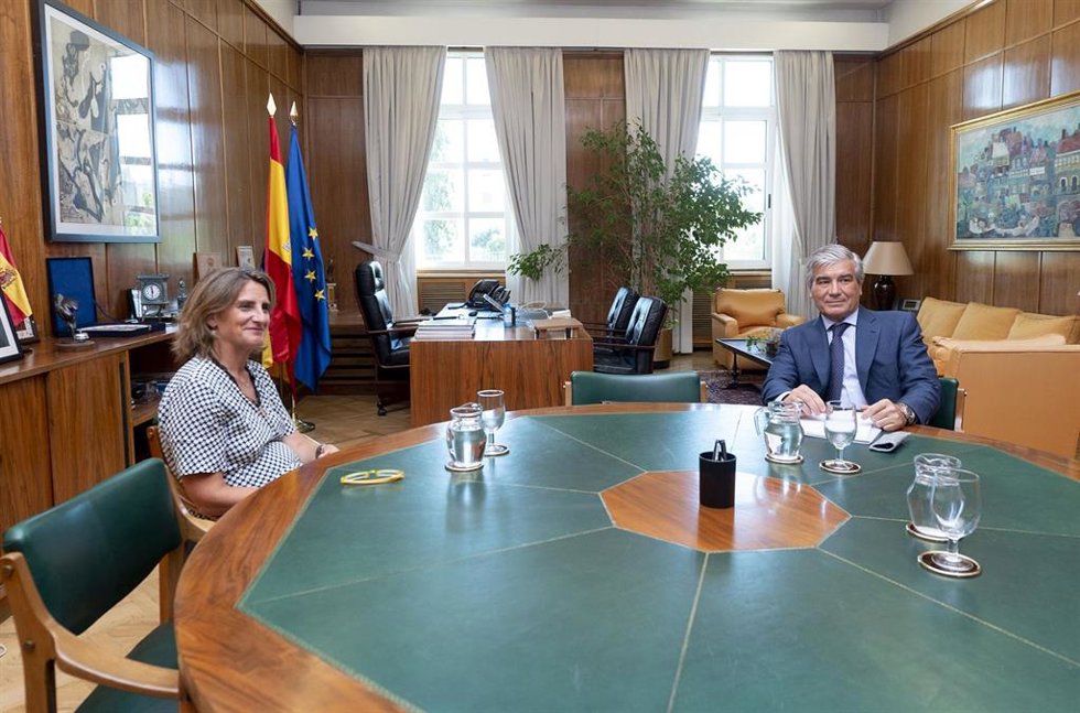 La vicepresidenta tercera del Gobierno y ministra para la Transición Ecológica y el Reto Demográfico, Teresa Ribera y el presidente ejecutivo de Naturgy, Francisco Reynés