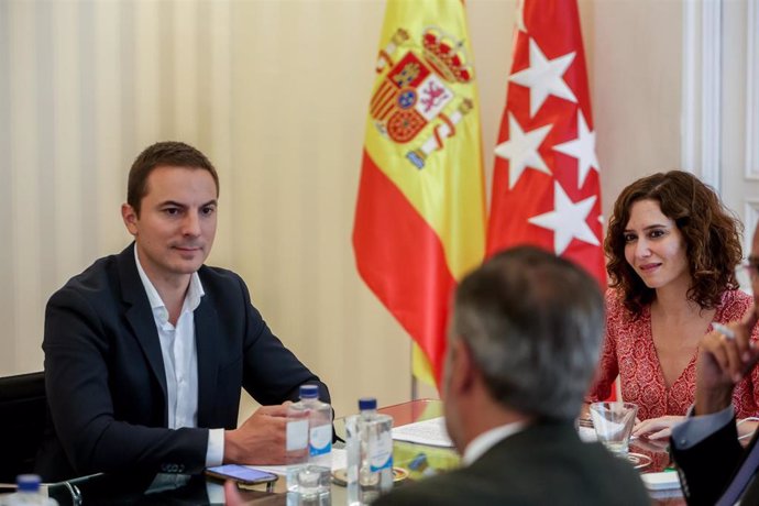 La presidenta de la Comunidad de Madrid, Isabel Díaz Ayuso, y el secretario general de PSOE-M, Juan Lobato, durante una reunión bilateral con los portavoces de los grupos parlamentarios de la Asamblea, en la Real Casa de Correos, a 30 de agosto de 2022,