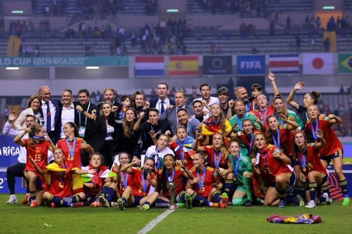 Las jugadoras y cuerpo técnico de la Sub-20 femenina celebra su título mundial en Costa Rica