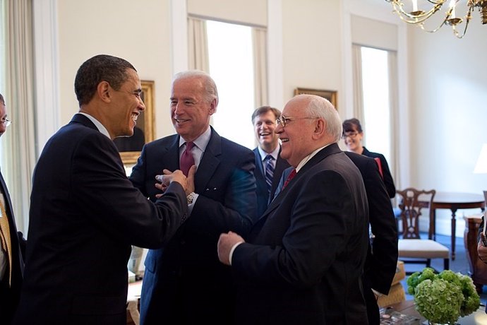 El expresidente de Estados Unidos, Barack Obama, el actual presidente estadounidense, Joe Biden, y el exdirigente de la URSS, Mijail Gorbachov, reunidos en la Casa Blanca en 2009.