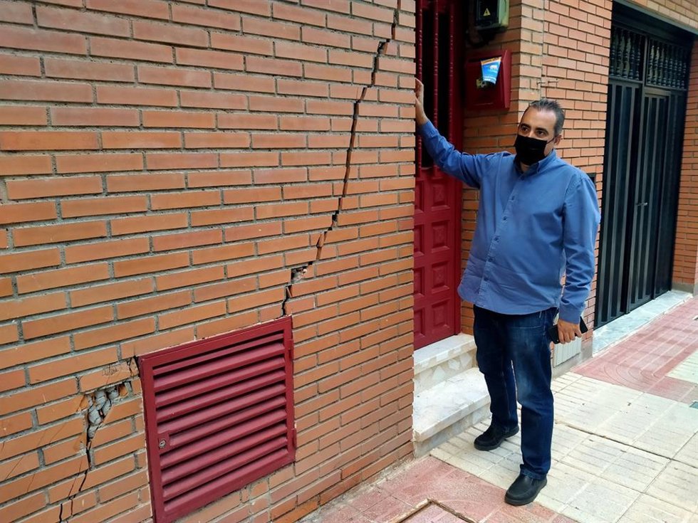 Archivo - Grieta de una de las viviendas afectadas por la L7B de Metro.