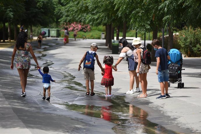 Archivo - Varios niños pasan por un arroyo de agua en el Parc Central, a 12 de agosto de 2021, en Valencia, Comunidad Valenciana (España). 