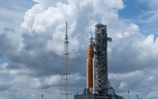 La nau espacial Orion de la missió espacial no tripulada Artemis I de la NASA