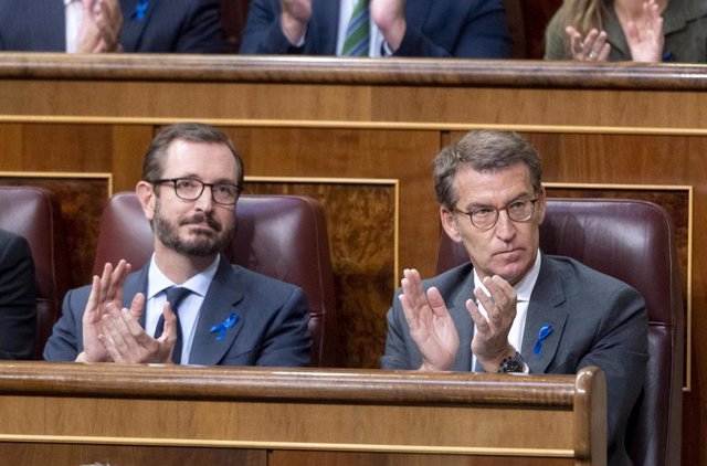 Archivo - El portavoz del Partido Popular en el Senado, Javier Maroto (i), y el líder del PP, Alberto Núñez Feijóo, en el último debate del estado de la Nación