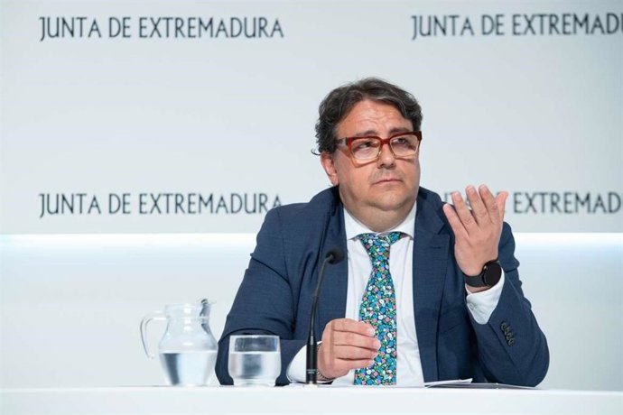 Archivo - El vicepresidente segundo de la Junta y consejero de Sanidad, José María Vergeles, en una imagen de archivo