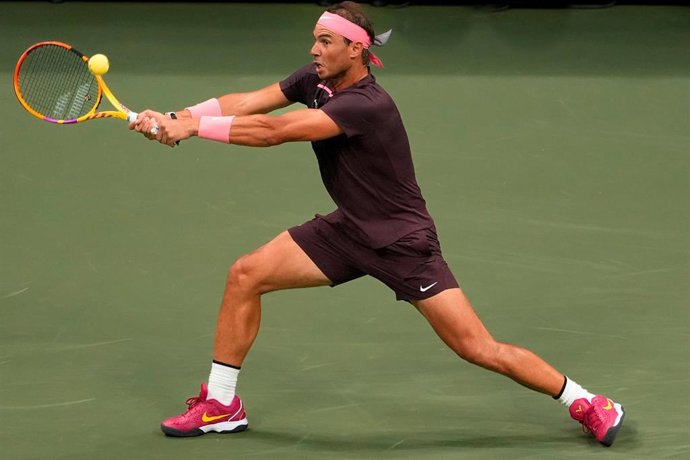 Rafa Nadal golpea un revés durante su debut en el US Open 2022