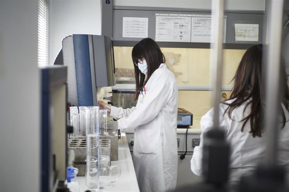 Archivo - Dos mujeres trabajando en un laboratorio