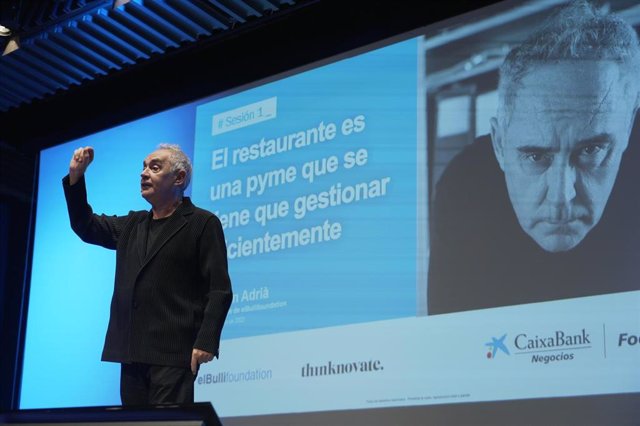 Ferran Adrià impartiendo el curso a hosteleros que aterrizará este septiembre en Gran Canaria de la mano de CaixaBank
