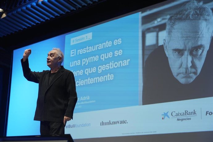 Ferran Adri impartiendo el curso a hosteleros que aterrizará este septiembre en Gran Canaria de la mano de CaixaBank
