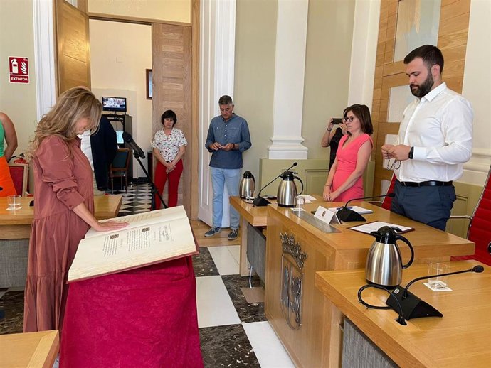 Marisa Caldera toma posesión como concejala del PP en Cáceres en sustitución de María Guardiola
