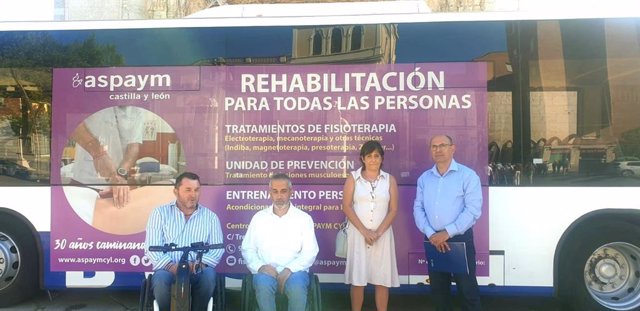El concejal de Movilidad y Espacio Urbano, Luis Vélez (der), junto a miembros de Aspaym CyL en la presentación de la campaña 'Sí con Aspaym' este miércoles