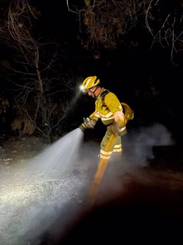 Un efectivo realiza labores de extinción en un incendio declarado en Abanilla (Murcia)