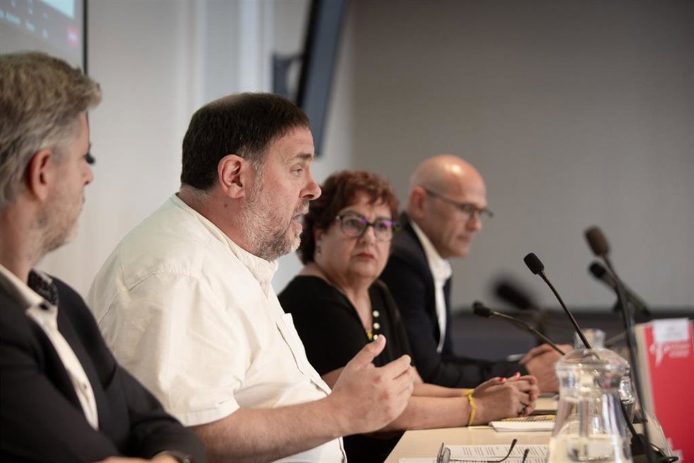 Archivo - (I-D) El abogado Andreu Van den Eynde; el presidente de ERC, Oriol Junqueras; la exconsejera de la Generalitat Dolors Bassa, y el exconseller Raül Romeva en la presentación de la estrategia de ERC en el TEDH de Estrasburgo, en el Colegio de Pe