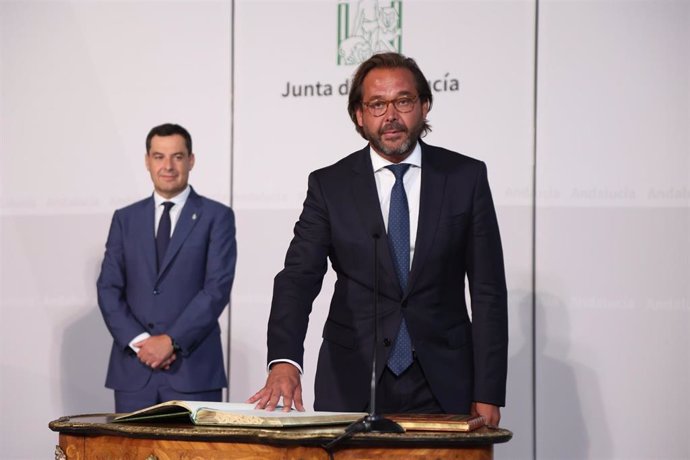El delegado de Gobierno de Granada, Antonio Jesús Granados (d), durante la toma de posesión del cargo, junto al presidente de la Junta de Andalucía. A 30 de agosto de 2022, en Sevilla (Andalucía, España).