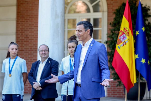 El presidente del Gobierno, Pedro Sánchez, durante  el acto de recibimiento de las jugadoras de la Selección Femenina Española de Fútbol, campeona del Mundial Sub-20, en la Moncloa