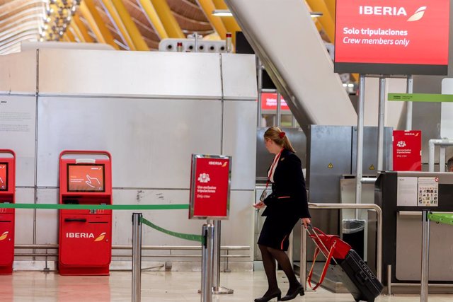 Una azafata en la zona de embarque en el día en que ha dado comienzo una huelga de los tripulantes de cabina de Iberia Express, en salidas de la T4 del Aeropuerto Adolfo Suárez Madrid-Barajas, a 28 de agosto de 2022, en Madrid (España). 