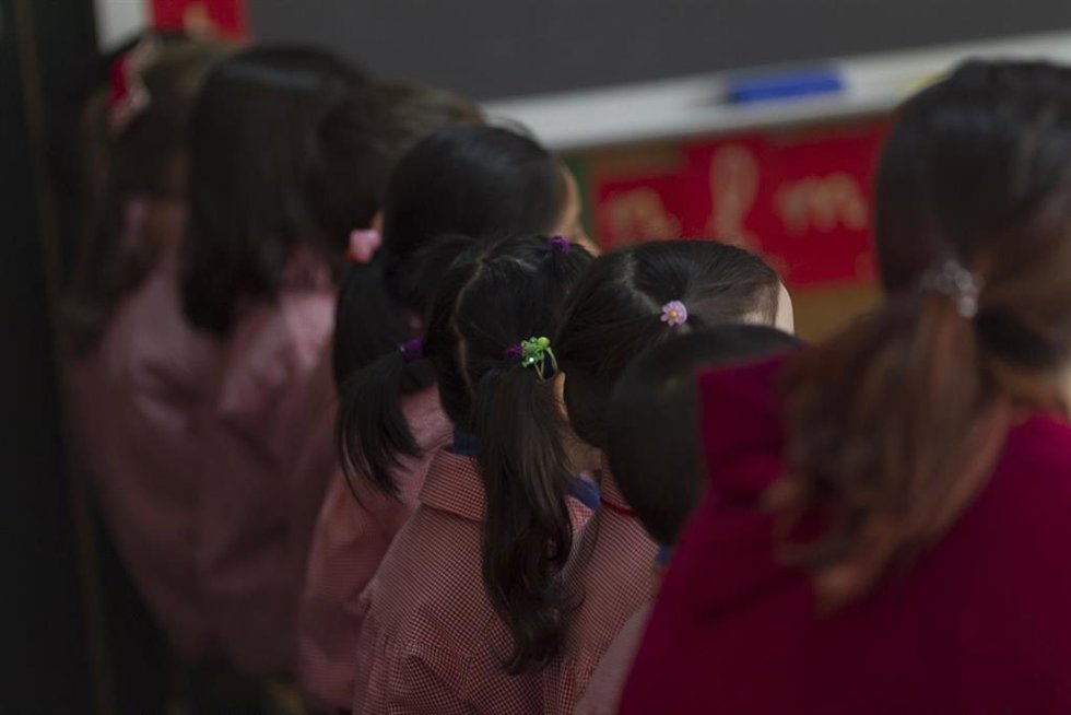Archivo - Varias niñas en un aula.