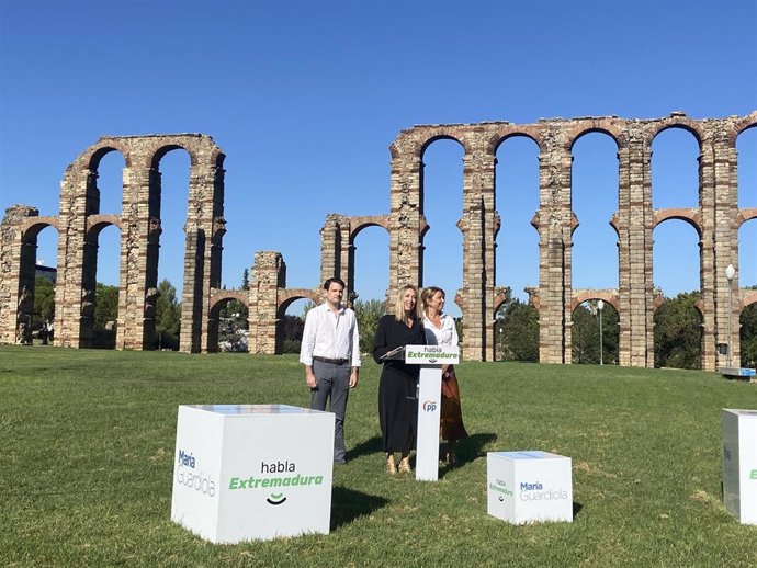 La presidenta del PP de Extremadura, María Guardiola, ofrece una rueda de prensa junto al secretario general del PP extremeño y la portavoz del Grupo Parlamentario Popular en la Asamblea