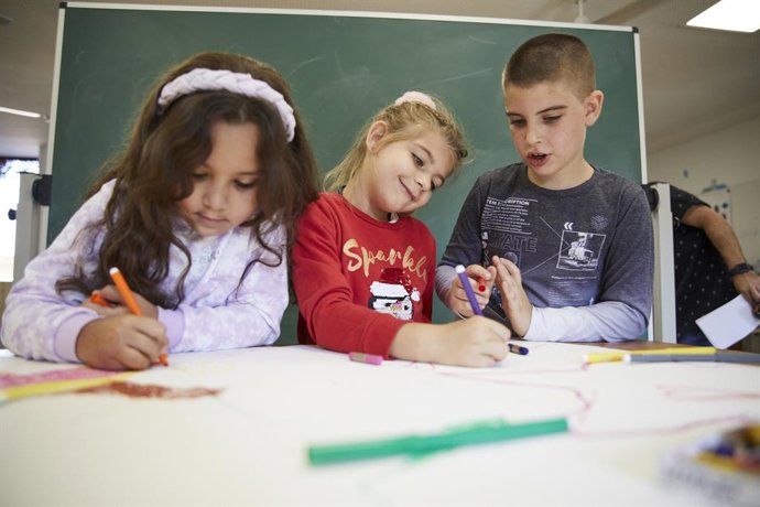El Programa CaixaProinfancia entrega 54.367 kits escolars