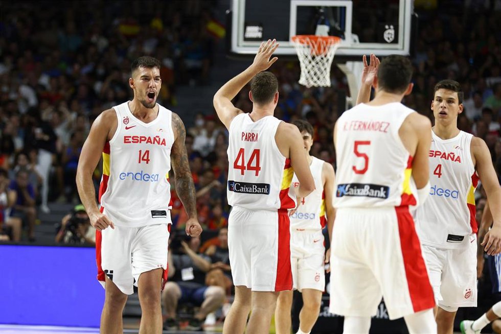 Willy Hernangómez celebra una canasta durante el amistoso entre España y Grecia preparatorio para el Eurobasket 2022