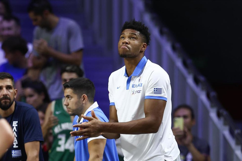 Giannis Antetokounmpo aplaude durante el amistoso entre España y Grecia en el WiZink Center