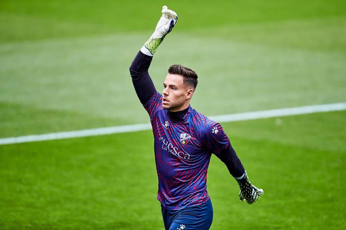 Archivo - Alvaro Fernandez of SD Huesca warms up before the Spanish league, La Liga Santander, football match played between SD Eibar SAD and SD Huesca at Ipurua stadium on February 27, 2021 in Eibar, Spain.