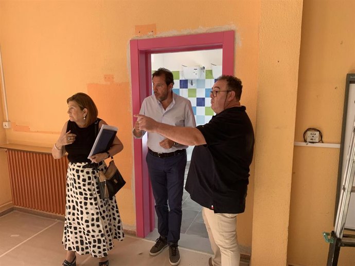 El alcalde de Valladolid, Óscar Puente (centro), y la concejal de Educación, María Victoria Soto, visitan las obras en el CEIP Pablo Picasso.