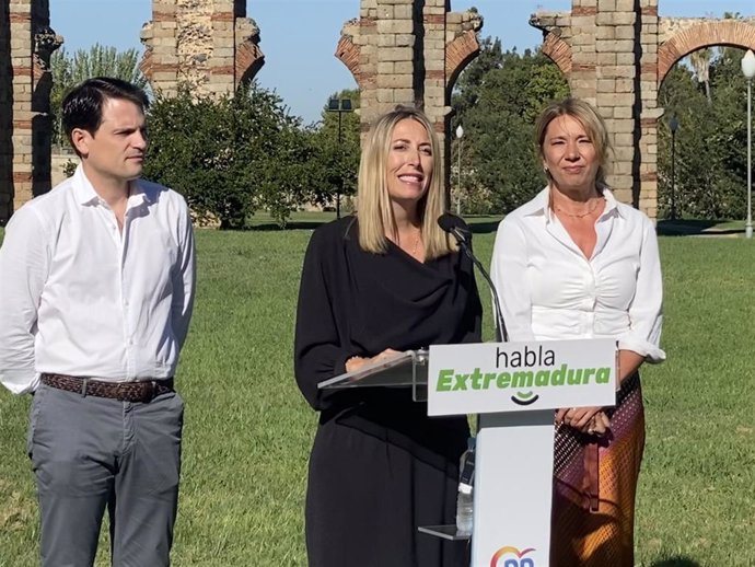 La presidenta del PP de Extremadura, María Guardiola, en rueda de prensa