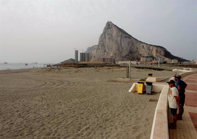 Gibraltar asiste a un buque granelero tras colisionar con otro barco en una maniobra en la Playa de levante de la Línea de la Concepción, a 30 de agosto de 2022 en Cádiz (Andalucía, España)