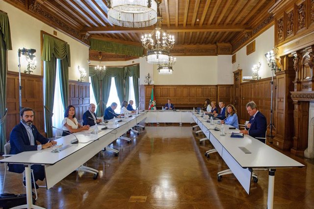 Vista general de la reunión del Lehendakari con los consejeros, durante el primer consejo de Gobierno del curso político, en el Palacio Miramar de Donostia