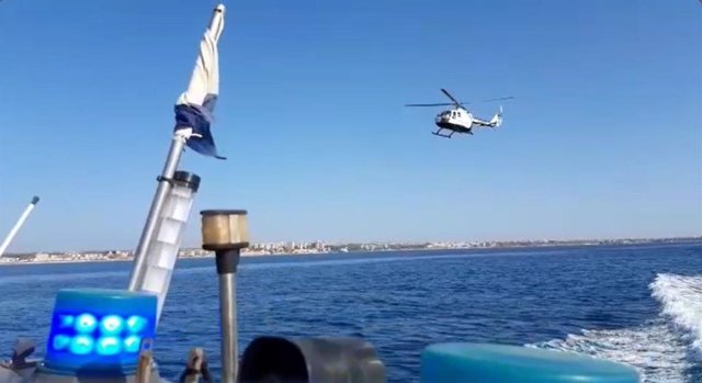 La Guardia Civil incorpora un helicóptero a rastreos por aguas de Torrevieja en busca de más cuerpos de la patera que volcó