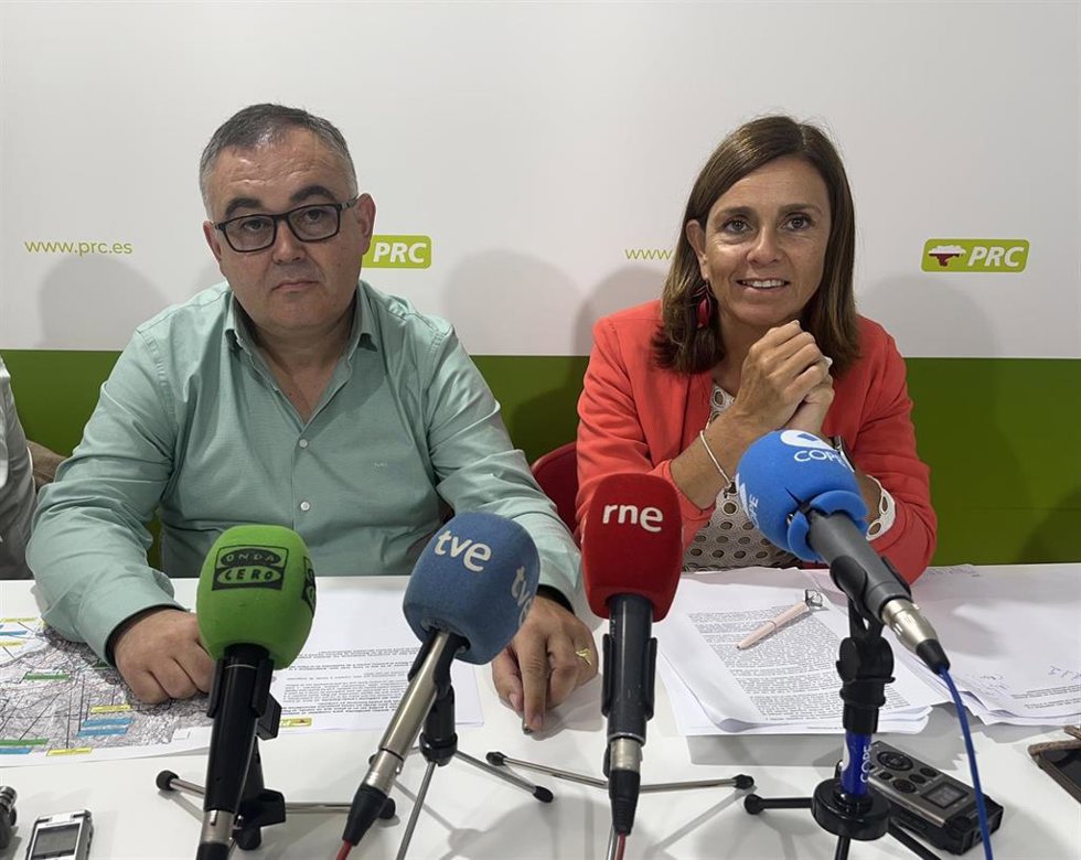 El senador autonómico José Miguel Fernández Viadero, del PRC, y la secretaria de Organización del partido, Paula Fernández