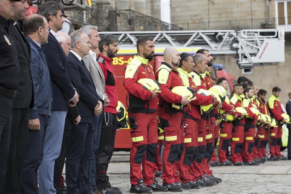 Minuto de silencio en la Plaza del Obradoiro, en Santiago de Compostela, por el bombero en prácticas fallecido este martes
