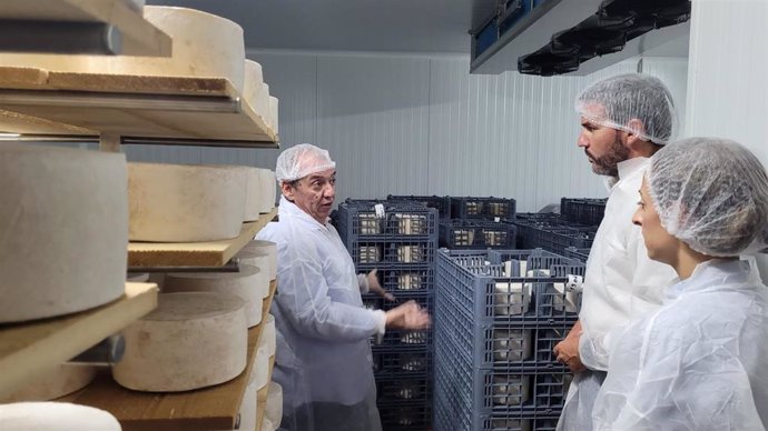 El consejero Antonio Luengo visita una empresa de quesos en Moratalla (Murcia)