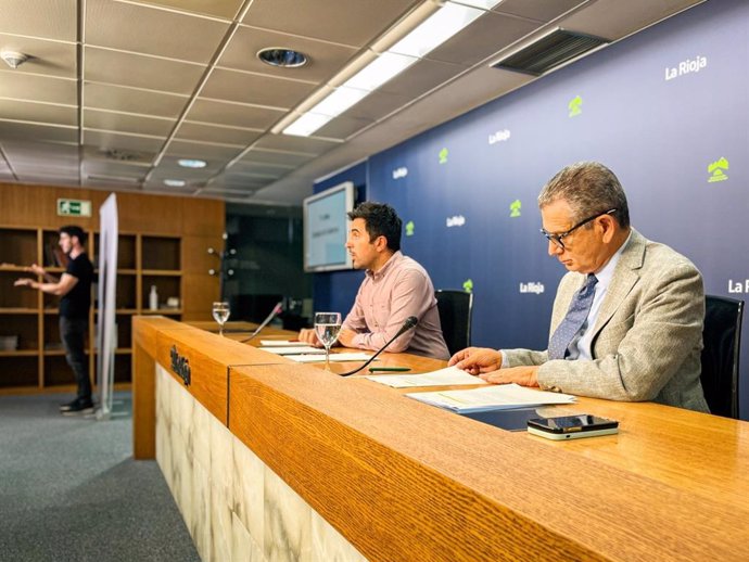 El portavoz del Gobierno de La Rioja,Álex Dorado, y el consejero de Hacienda, Celso González, en comparecencia de prensa del Consejo de Gobierno