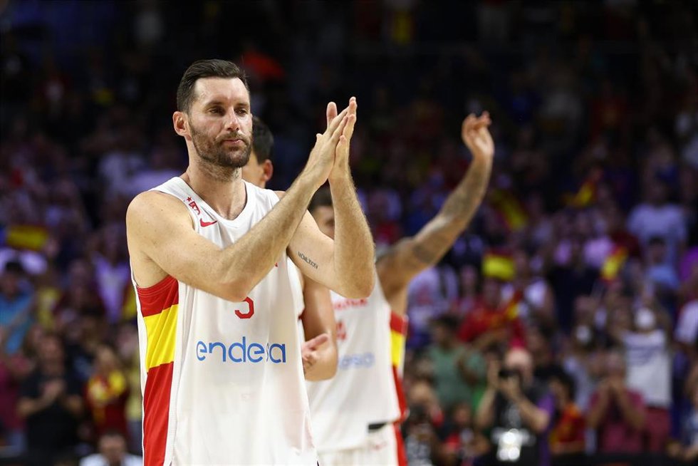 Rudy Fernández aplaude a la grada tras un partido de la selección española