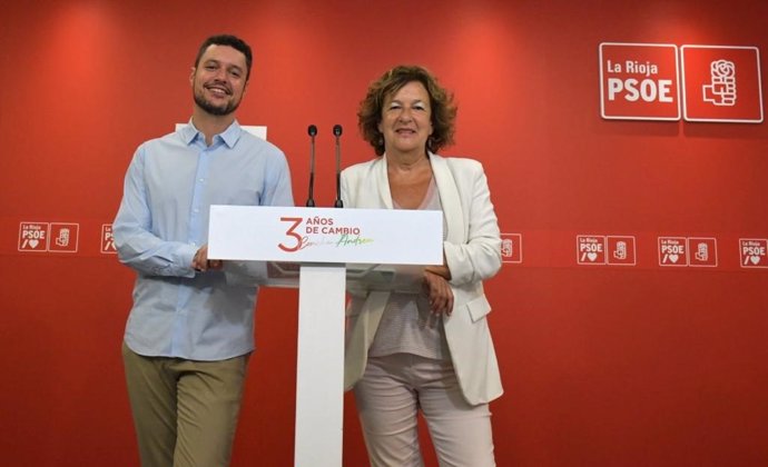 El portavoz del Grupo Parlamentario Socialista, Raúl Díaz, y la diputada socialista Ana Santos, han comparecido esta mañana ante los medios de comunicación para valorar y exponer el contenido del nuevo marco normativo