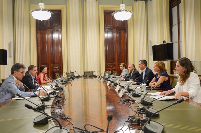 Reunión del ministro de Agricultura, Luis Planas, con representantes del sector de los fertilizantes