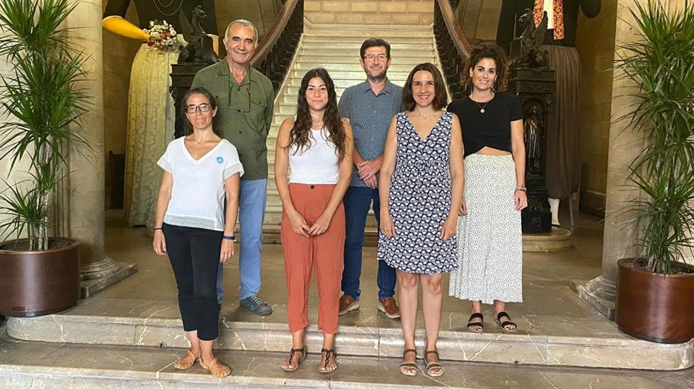 El regidor Alberto Jarabo junto a representantes de la red de atención directa a personas en situación de prostitución.