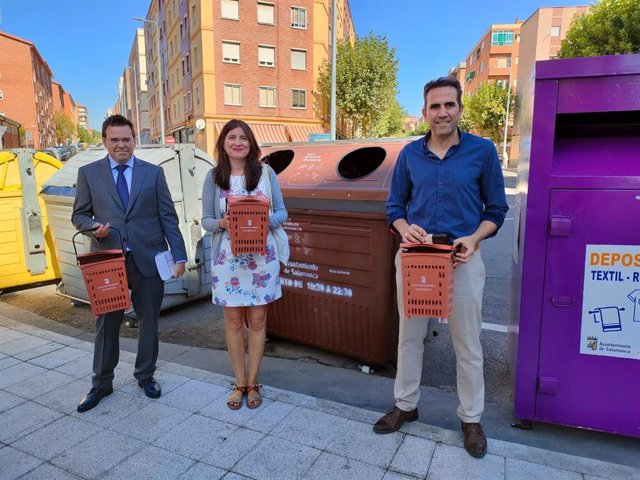 La concejala de Medio Ambiente de Salamanca, Miryam Rodríguez (centro), junto a responsables de empresas y servicios de reciclaje en la ciudad