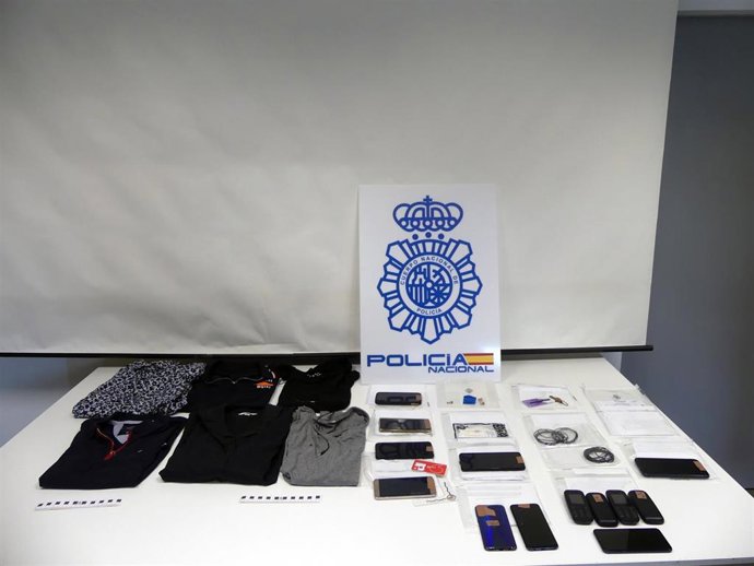 Dispositivos electrónicos requisados usados para aprobar teóricos para el carnet de conducir