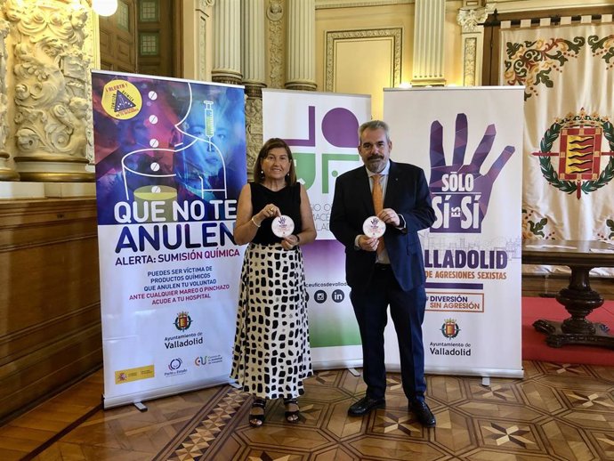 La concejala del Área de Educación, Infancia, Juventud e Igualdad, María Victoria Soto, y del presidente del Colegio Oficial de Farmacéuticos de Valladolid, Alejandro García Nogueiras, durante la presentación del acuerdo este miércoles en el Ayuntamie