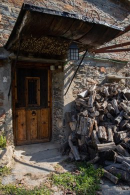 Archivo - Entrada a una casa rural