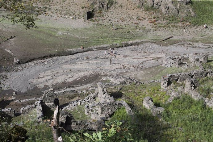 Restos del núcleo urbano que quedo anegado cuando se construyó la presa, a 26 de agosto de 2022, en Negueira de Muñiz, Lugo, Galicia (España). El embalse de Salime, sobre la cuenca del río Navia, se encuentra en el 44,74% de su capacidad. 