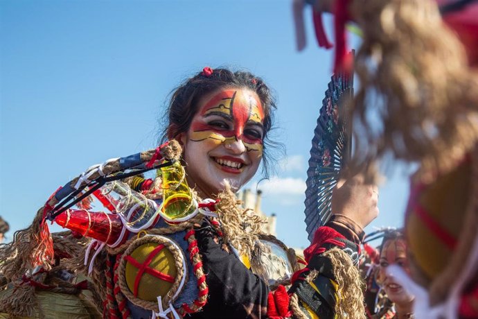 Archivo - Imagen de archivo de una comparsa en el Carnaval de Badajoz